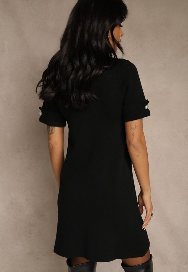 Renee - Czarna Sukienka Sweterkowa o Trapezowym Kroju z Perełkami Liatusea. Okazja: na co dzień. Kolor: czarny. Materiał: jeans. Typ sukienki: trapezowe. Styl: casual