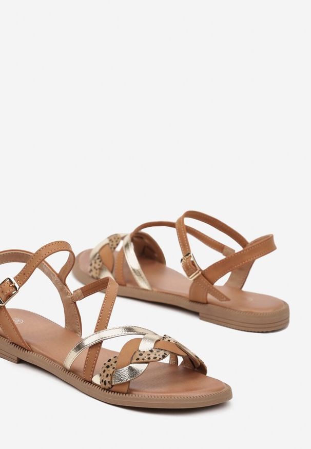 Renee - Brązowe Sandały z Ozdobną Plecionką Finfitis. Zapięcie: sprzączka. Kolor: brązowy. Materiał: jeans. Sezon: lato. Obcas: na obcasie. Styl: boho. Wysokość obcasa: niski