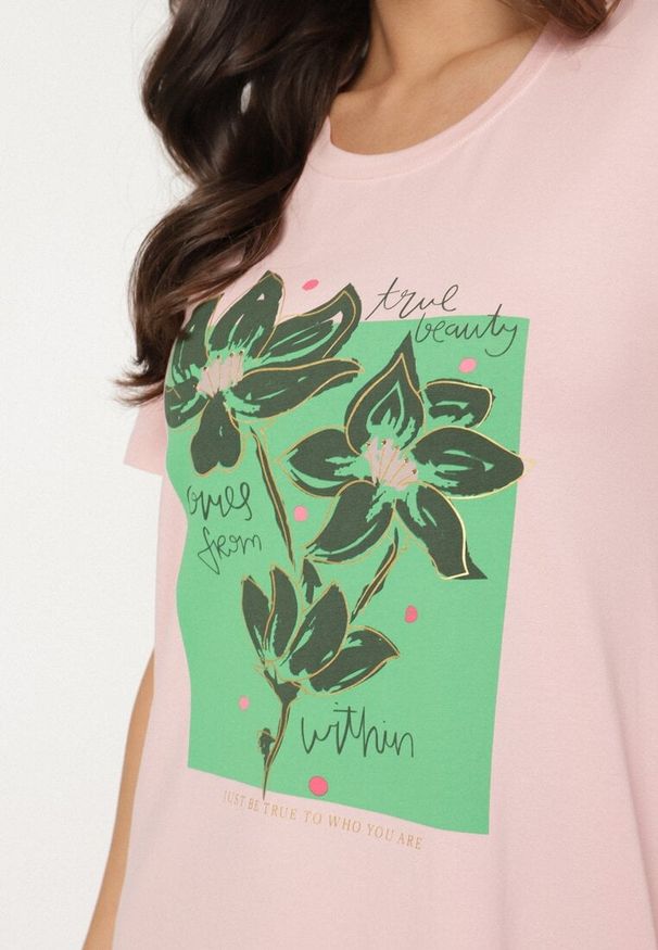 Born2be - Różowa Bawełniana Sukienka o Kroju Typu T-shirt Zdobiona Nadrukiem Nevolira. Okazja: na co dzień. Kolor: różowy. Materiał: bawełna. Wzór: aplikacja, nadruk. Styl: klasyczny, elegancki, casual