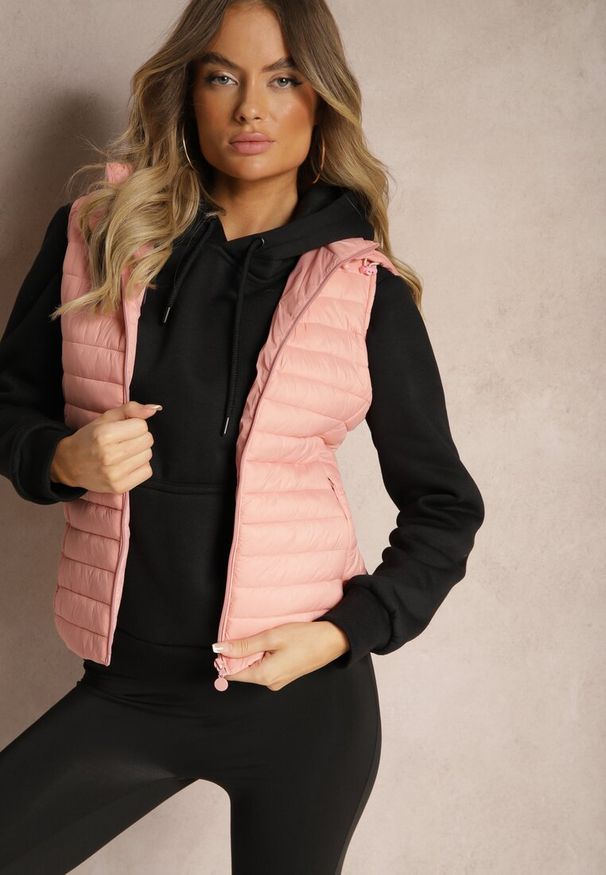 Renee - Różowa Rozpinana Kamizelka Pikowana z Odpinanym Kapturem i Kieszeniami Arkathia. Okazja: na co dzień. Kolor: różowy. Materiał: jeans. Długość rękawa: bez rękawów. Wzór: aplikacja. Styl: elegancki, casual