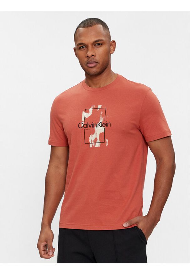 Calvin Klein T-Shirt Camo Logo K10K112401 Pomarańczowy Regular Fit. Kolor: pomarańczowy. Materiał: bawełna