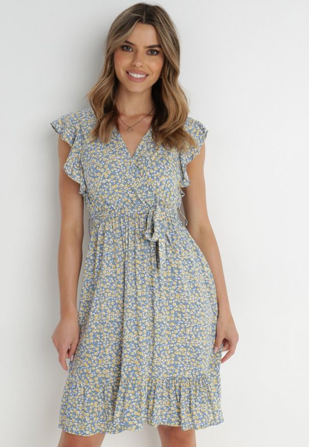 Born2be - Niebiesko-Żółta Sukienka z Paskiem Katista. Typ kołnierza: kołnierz z falbankami. Kolor: niebieski. Materiał: tkanina, materiał, wiskoza. Długość rękawa: bez rękawów. Wzór: nadruk, kwiaty. Sezon: lato. Typ sukienki: kopertowe. Długość: mini