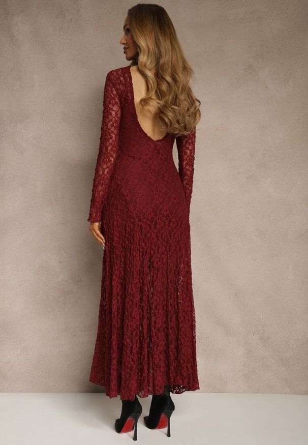 Renee - Bordowa Elegancka Sukienka z Koronki z Odkrytymi Plecami Lilafera. Okazja: na co dzień. Typ kołnierza: dekolt na plecach. Kolor: czerwony. Materiał: koronka. Długość rękawa: na ramiączkach. Wzór: koronka. Styl: elegancki