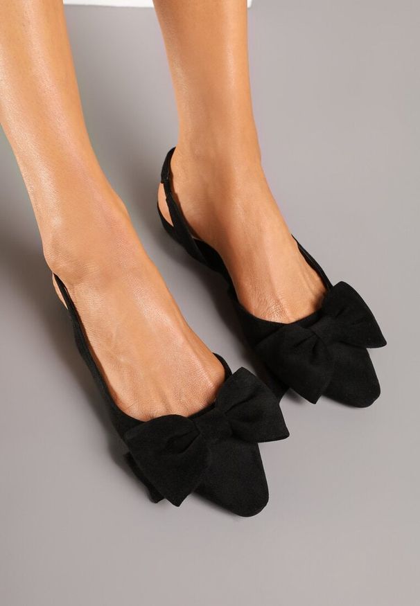 Born2be - Czarne Płaskie Sandały Bez Pięty Ozdobione Kokardą Lealiwin. Okazja: na co dzień. Kolor: czarny. Wzór: aplikacja. Styl: casual, elegancki