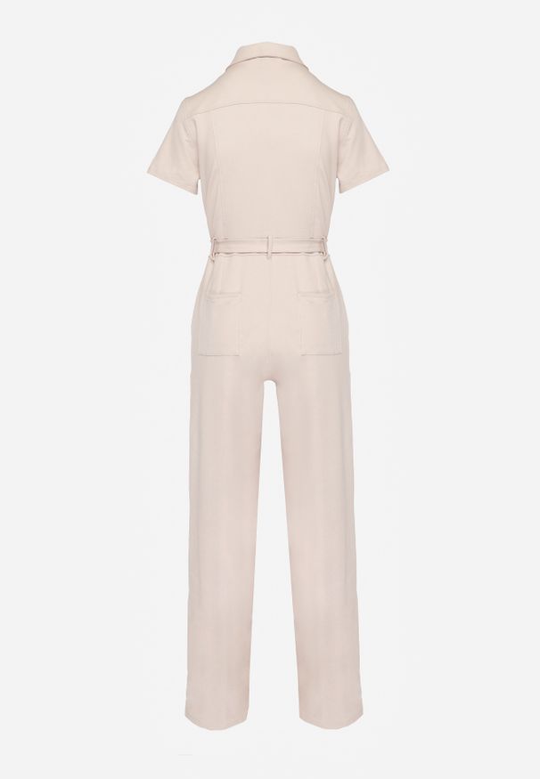 Renee - Jasnobeżowy Kombinezon z Elastycznej Bawełny z Suwakiem i Wiązanym Paskiem Ecatra. Kolekcja: dla wysokich. Kolor: beżowy. Materiał: bawełna. Sezon: lato