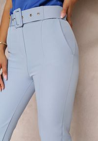 Renee - Niebieskie Dopasowane Spodnie Garniturowe High Waist z Paskiem w Talii Ozdobionym Klamrą Binah. Stan: podwyższony. Kolor: niebieski. Długość: długie. Wzór: aplikacja #3