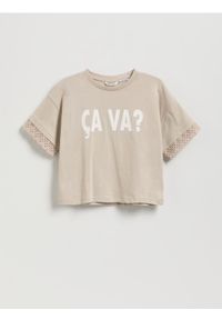 Reserved - Krótki t-shirt z nadrukiem - kremowy. Kolor: kremowy. Materiał: bawełna. Długość: krótkie. Wzór: nadruk