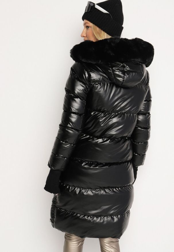 Born2be - Czarna Pikowana Kurtka z Kapturem i Futerkiem Sahria. Okazja: na co dzień. Typ kołnierza: kaptur. Kolor: czarny. Materiał: futro. Sezon: zima. Styl: casual, elegancki, klasyczny