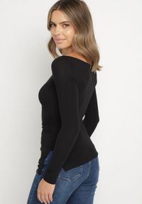 Born2be - Czarna Bluzka z Wiskozą i Marszczeniem Furitta. Okazja: na co dzień. Kolor: czarny. Materiał: wiskoza. Styl: klasyczny, casual #6