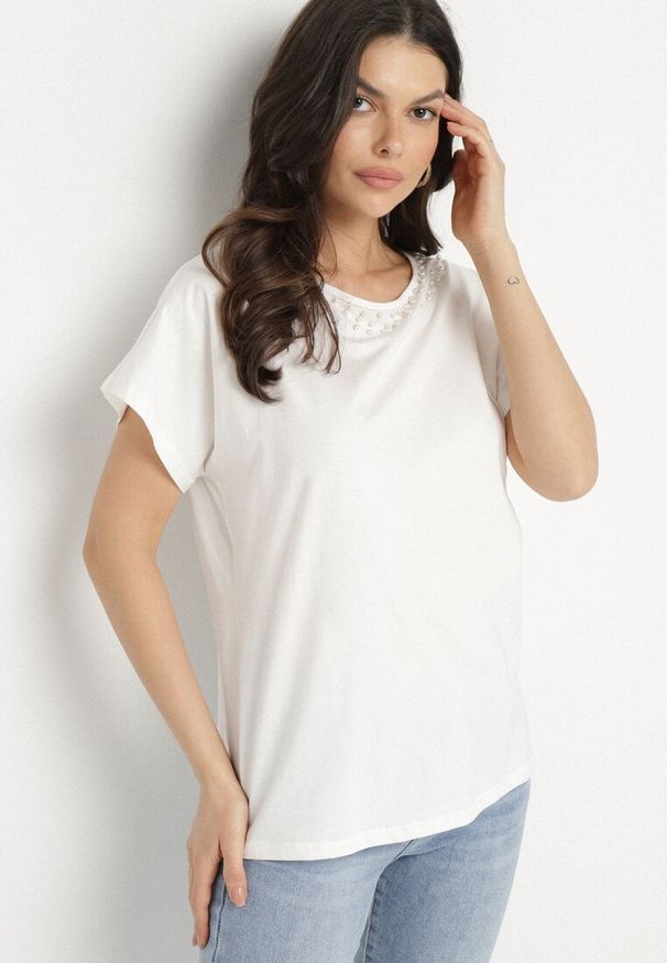 Born2be - Biały Bawełniany T-shirt Nietoperz z Perłami i Koronką Eleziria. Okazja: na co dzień. Kolor: biały. Materiał: bawełna, koronka. Wzór: koronka. Styl: casual