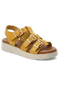 Sandały damskie Hee, cholewka ze skóry naturalnej paski z regulacją na klamry grubsza podeszwa casualowy styl, żółte, 26100. Okazja: na co dzień. Zapięcie: klamry. Kolor: żółty. Materiał: skóra. Wzór: paski. Styl: casual #1