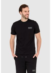 EA7 Emporio Armani - EA7 Czarny męski t-shirt z naszywką z logo, Rozmiar XL. Kolor: czarny. Wzór: aplikacja