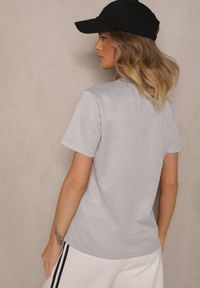Renee - Jasnoszary T-shirt Zdobiony Napisem z Brokatem Tezilea. Okazja: na spacer. Kolor: szary. Materiał: jeans. Wzór: napisy, aplikacja #5