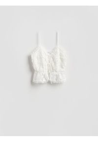 Reserved - Top z ażurowym wzorem - biały. Kolor: biały. Materiał: tkanina. Wzór: ażurowy #1