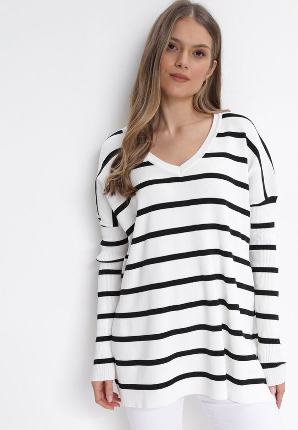 Born2be - Biało-Czarny Oversizowy Sweter w Paski z Trójkątnym Dekoltem Darivia. Kolor: biały. Wzór: paski