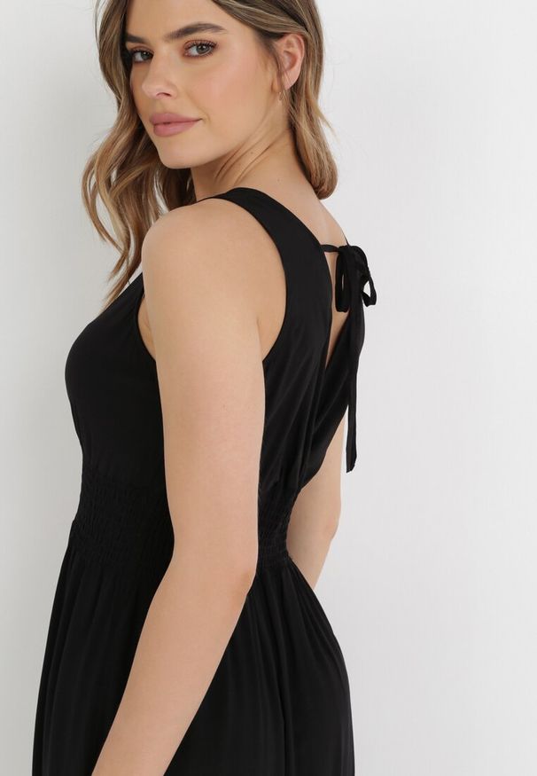 Born2be - Czarna Sukienka Rhenemisa. Kolor: czarny. Materiał: koronka. Długość rękawa: na ramiączkach. Typ sukienki: kopertowe. Długość: maxi