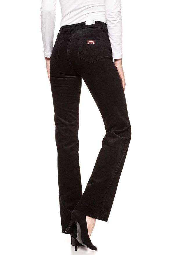 Wrangler - DAMSKIE SPODNIE SZTRUKSOWE WRANGLER FLARE BLACK W233EK100 112127837. Materiał: sztruks. Sezon: lato