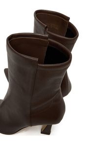 Stuart Weitzman Botki Vinnie SM440 Brązowy. Kolor: brązowy. Materiał: skóra #4