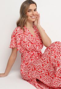 Born2be - Czerwona Sukienka Rozkloszowana z Rozcięciem na Boku w Serduszka Sallimor. Okazja: na co dzień, na imprezę. Typ kołnierza: dekolt w serek. Kolor: czerwony. Sezon: lato. Styl: casual