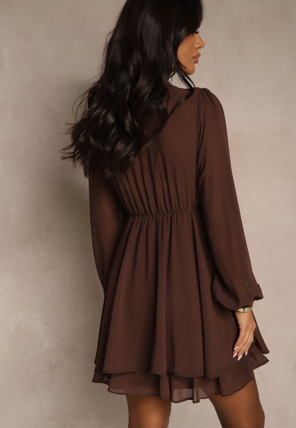 Renee - Brązowa Siateczkowa Sukienka o Rozkloszowanym Kroju z Dekoltem w Serek Zennela. Okazja: na co dzień. Typ kołnierza: dekolt w serek. Kolor: brązowy. Materiał: jeans, poliester. Typ sukienki: rozkloszowane. Styl: casual, elegancki