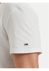 Tommy Jeans T-Shirt DM0DM23175 Biały Regular Fit. Kolor: biały. Materiał: bawełna #5