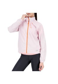 Kurtka New Balance WJ21265SOI - różowe. Kolor: różowy. Materiał: nylon, materiał. Wzór: napisy. Styl: sportowy. Sport: fitness, bieganie