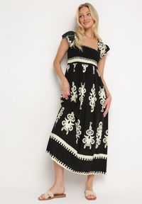 Born2be - Czarna Boho Sukienka z Wiskozy na Szerokich Ramiączkach z Gumkami w Pasie i Falbanką Cleria. Okazja: na co dzień. Kolor: czarny. Materiał: wiskoza. Długość rękawa: na ramiączkach. Styl: boho