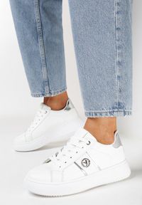Born2be - Biało-Srebrne Sneakersy Aselvina. Nosek buta: okrągły. Kolor: biały. Materiał: skóra ekologiczna. Szerokość cholewki: normalna. Wzór: jednolity #4
