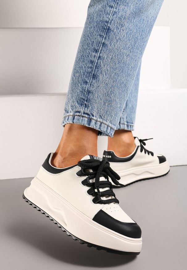 Renee - Biało-Czarne Sneakersy ze Skóry Naturalnej z Platformą i Szerokimi Sznurówkami Talthea. Kolor: biały. Materiał: skóra. Obcas: na platformie