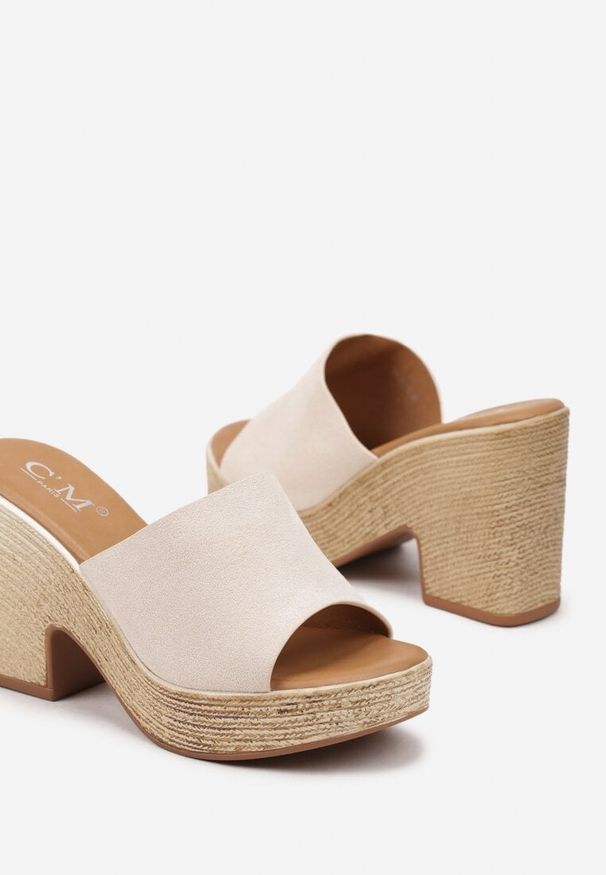 Renee - Beżowe Klapki z Ekozamszu na Obcasie w Rustykalnym Stylu Arlexia. Okazja: na co dzień, na spacer. Nosek buta: otwarty. Kolor: beżowy. Materiał: jeans. Sezon: wiosna, lato. Obcas: na obcasie. Styl: casual. Wysokość obcasa: średni