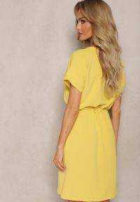 Renee - Żółta Mini Sukienka Ściągana w Talii Troczkiem z Krótkim Rękawem Erianthe. Kolor: żółty. Długość rękawa: krótki rękaw. Długość: mini #4