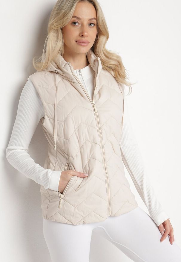 Born2be - Ciemnobeżowa Kamizelka Pikowana z Odpinanym Kapturem Ariluna. Okazja: na co dzień. Kolor: beżowy. Materiał: jeans. Styl: sportowy, casual, elegancki