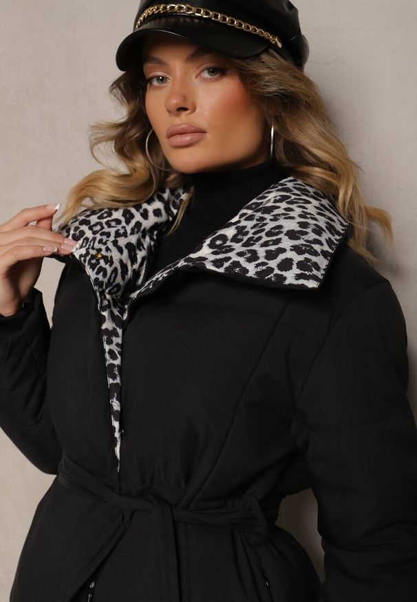 Renee - Czarno-Szara Długa Kurtka z Pikowanymi Przeszyciami i Kołnierzem w Panterkę Wiązana w Talii Tilfezi. Okazja: na co dzień. Kolor: czarny. Materiał: skóra, jeans. Długość: długie. Wzór: motyw zwierzęcy. Styl: klasyczny, casual, elegancki