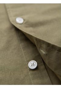 Ombre Clothing - Męska koszula z bawełny i lnu z krótkim rękawem i kieszonką – oliwkowa V6 - Rozmiar: XXL. Kolor: oliwkowy. Materiał: len, bawełna. Długość rękawa: krótki rękaw. Długość: krótkie. Sezon: lato #9