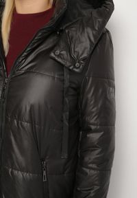 Born2be - Czarna Przejściowa Kurtka Pikowana z Kapturem i Suwakami po Bokach Fesunela. Okazja: na co dzień. Typ kołnierza: kaptur. Kolekcja: plus size. Kolor: czarny. Materiał: jeans. Sezon: jesień. Styl: klasyczny, casual #6