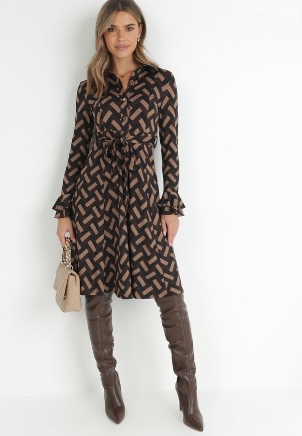 Born2be - Brązowa Sukienka Koszulowa w Geometryczny Wzór Looroc. Okazja: do pracy, na spotkanie biznesowe. Typ kołnierza: dekolt w serek. Kolor: brązowy. Długość rękawa: długi rękaw. Wzór: geometria. Typ sukienki: koszulowe. Styl: klasyczny, biznesowy