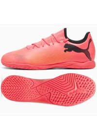 Buty Puma Future 7 Play It 107727 03 różowe. Kolor: różowy. Materiał: syntetyk, materiał. Szerokość cholewki: normalna. Sport: piłka nożna