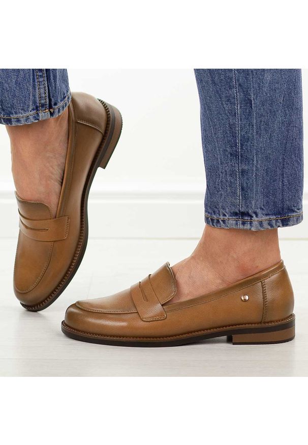 Camelowe skórzane mokasyny damskie Vinceza 18131. Okazja: na co dzień, na spacer. Nosek buta: okrągły. Materiał: skóra. Szerokość cholewki: normalna. Sezon: wiosna, lato, jesień. Styl: casual, klasyczny, elegancki