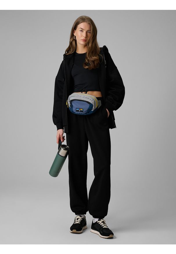 4f - 4F Bluza dresowa loose z kapturem damska - czarna L. Okazja: na co dzień. Typ kołnierza: kaptur. Kolor: czarny. Materiał: dresówka. Styl: casual