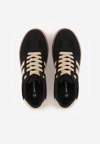 Born2be - Czarne Sneakersy na Kauczukowej Grubej Podeszwie z Paskami po Bokach Ninlili. Okazja: na co dzień. Zapięcie: pasek. Kolor: czarny. Materiał: kauczuk #8