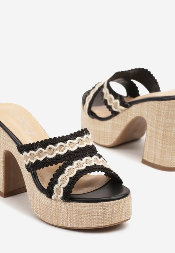 Born2be - Czarne Klapki na Platformie i Obcasie z Geometrycznym Wzorem Odivona. Okazja: na co dzień. Kolor: czarny. Materiał: jeans. Wzór: geometria. Obcas: na obcasie. Styl: casual. Wysokość obcasa: średni