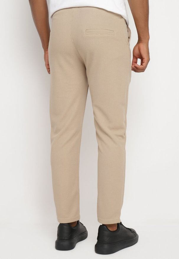 Born2be - Ciemnobeżowe Spodnie Dresowe z Bawełną Wysokim Stanem i Ozdobnymi Sznurkami Arsiala. Okazja: na co dzień. Stan: podwyższony. Kolor: beżowy. Materiał: bawełna, dresówka. Długość: długie. Wzór: aplikacja. Styl: casual