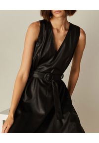 Marella - MARELLA - Czarna sukienka midi ze skóry ekologicznej. Okazja: do pracy. Typ kołnierza: dekolt w kształcie V. Kolor: czarny. Materiał: skóra ekologiczna. Typ sukienki: kopertowe, dopasowane, rozkloszowane. Długość: midi #4
