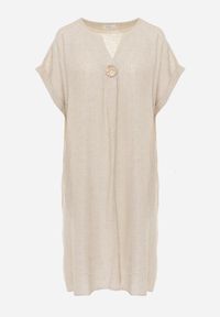 Renee - Beżowa Sukienka o Pudełkowym Kroju z Lnem i Wiskozą Zdobiona Guzikiem Mezynore. Kolekcja: plus size. Kolor: beżowy. Materiał: wiskoza, len. Wzór: aplikacja. Typ sukienki: dla puszystych. Styl: boho, wakacyjny #3
