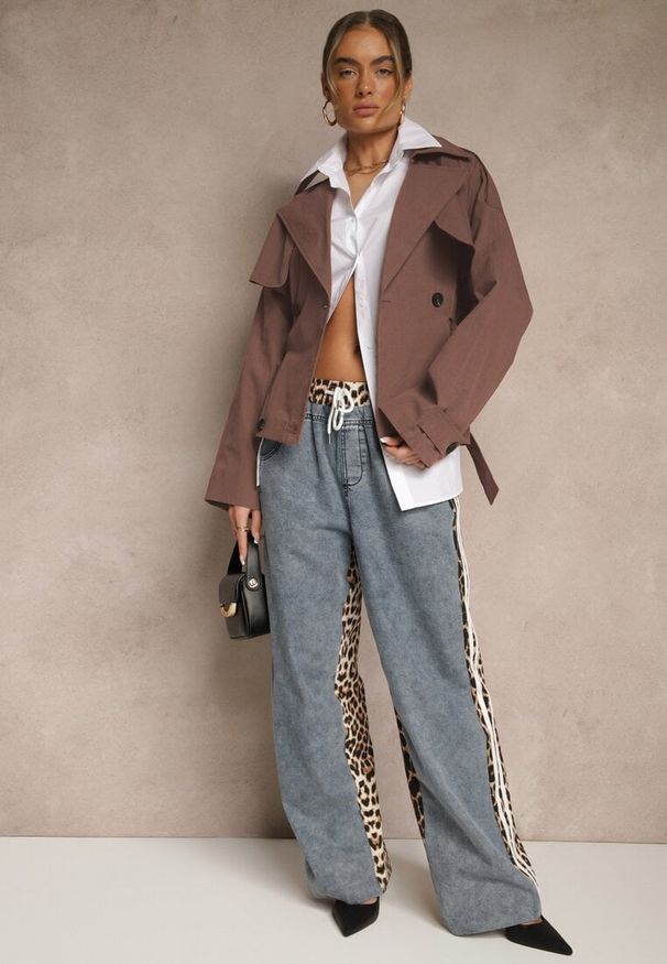 Renee - Jasnobrązowy Dwurzędowa Kurtka w Stylu Trencza o Krótkim Kroju z Paskiem Stellis. Kolor: brązowy. Materiał: poliester, jeans. Długość: krótkie