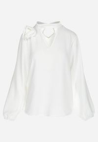 Born2be - Biała Bluzka z Ozdobnym Dekoltem Gomi. Kolor: biały. Długość rękawa: długi rękaw. Długość: długie. Wzór: kwiaty #6