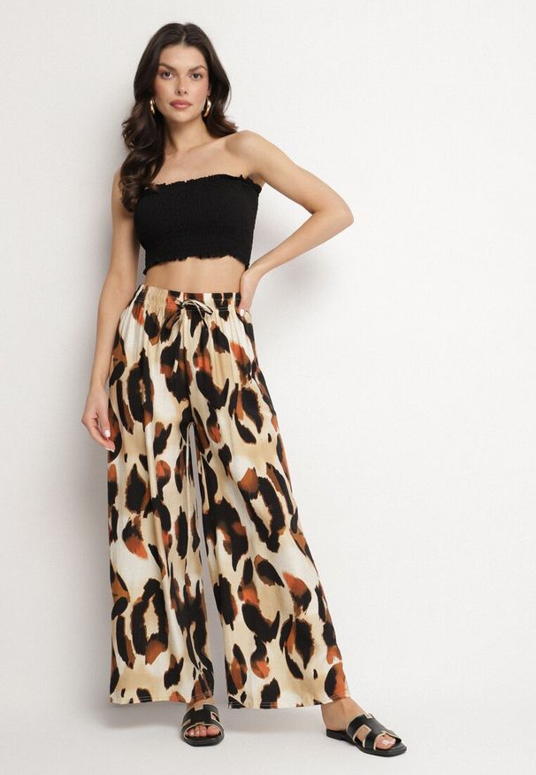 Born2be - Beżowe Spodnie z Wiskozy o Szerokim Kroju z Wysokim Stanem w Panterkę Zelmara. Okazja: na co dzień. Stan: podwyższony. Kolor: beżowy. Materiał: wiskoza. Wzór: motyw zwierzęcy. Styl: casual, elegancki