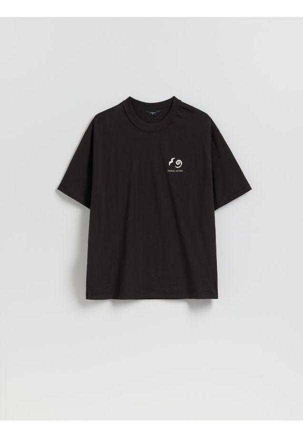 Reserved - T-shirt boxy z nadrukiem na plecach - czarny. Kolor: czarny. Materiał: dzianina, bawełna. Wzór: nadruk