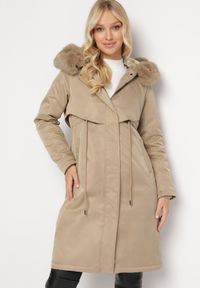 Born2be - Beżowa Kurtka za Kolano ze Ściągaczem i Kapturem z Futerkiem Adoresa. Okazja: na co dzień. Kolor: beżowy. Materiał: futro. Styl: casual #2