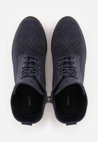 Renee - Granatowe Botki VICES z Ażurowymi Zdobieniami w Stylu Retro Limoni. Okazja: na co dzień. Zapięcie: sznurówki. Kolor: niebieski. Materiał: jeans. Szerokość cholewki: normalna. Wzór: ażurowy, aplikacja. Styl: retro #2